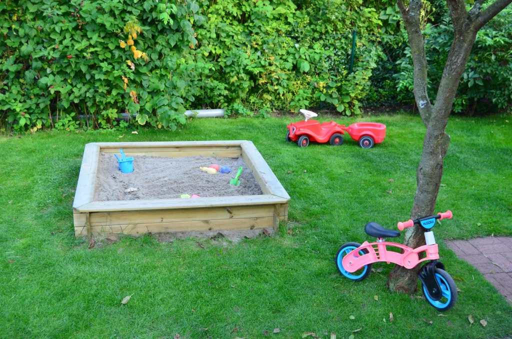 Sandkiste der Kindertagespflege in Ratzeburg mit großem Garten für Kinder